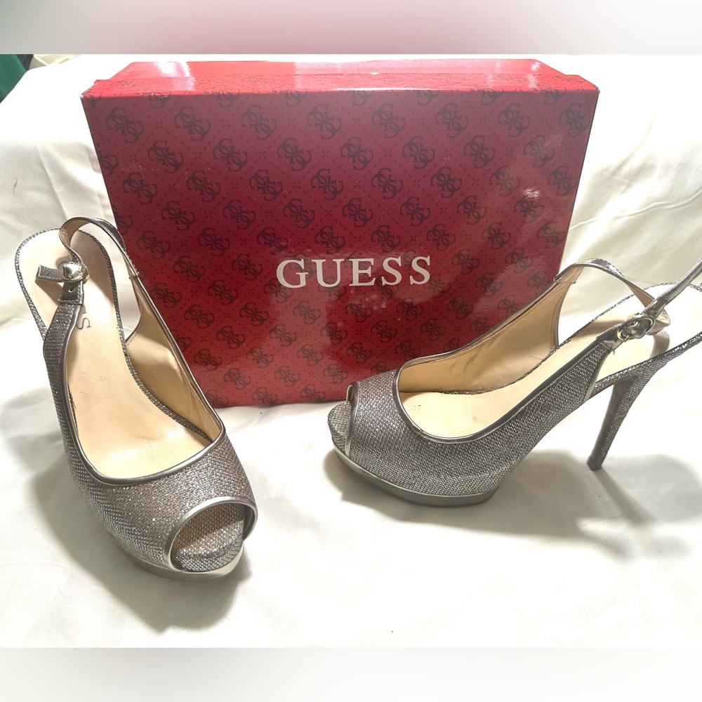 Guess Glenisa Peep-Toe Pump